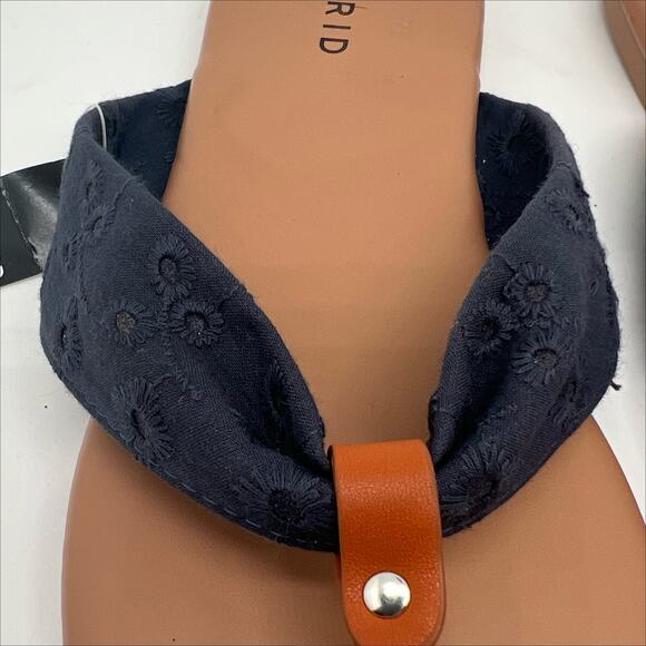 NWT Torrid Eyelet Flip Flop Sandals in Navy Blue Size 7WW - Picture 2 of 4